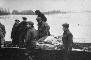 overstroming-1-februari-1953-zandvliet-redding-van-huisraad-door-militairen- 